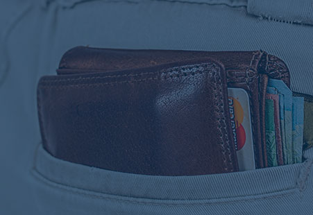 Photographie d'un portemonnaie dépassant d'une poche